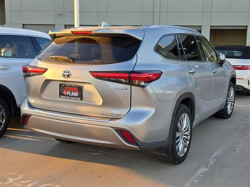 2023 Toyota Highlander Hybrid Platinum