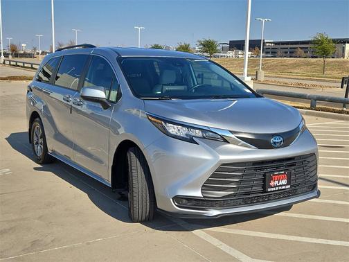 2023 Toyota Sienna LE