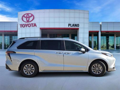 2023 Toyota Sienna LE