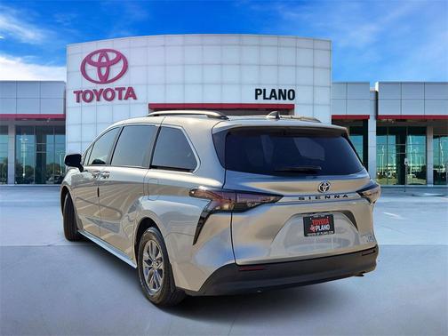 2023 Toyota Sienna LE