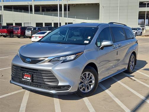 2023 Toyota Sienna LE