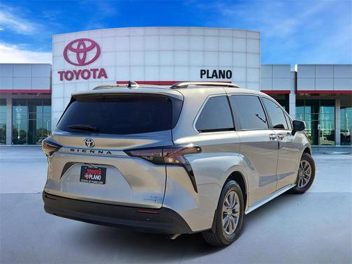 2023 Toyota Sienna LE