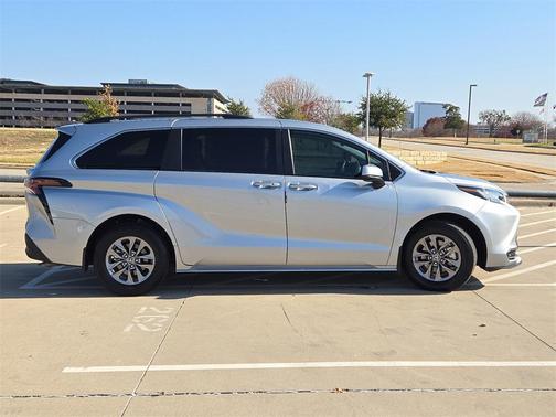 2023 Toyota Sienna LE