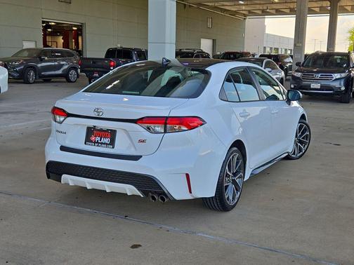 White 2022 Toyota Corolla SE