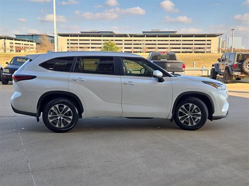2024 Toyota Highlander XLE