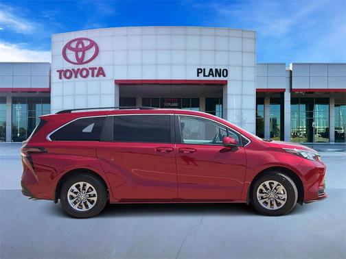 2025 Toyota Sienna LE
