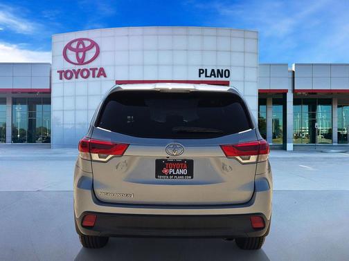Celestial Silver Metallic 2019 Toyota Highlander LE I4