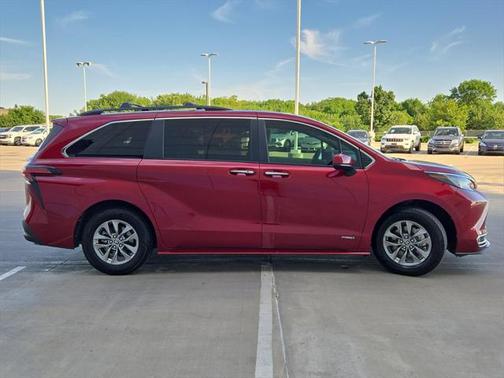 2021 Toyota Sienna XLE 8 Passenger