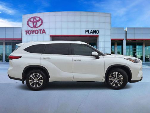 Pearl 2023 Toyota Highlander XLE