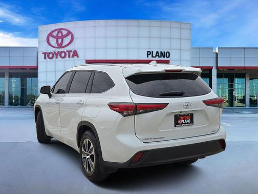 Pearl 2023 Toyota Highlander XLE