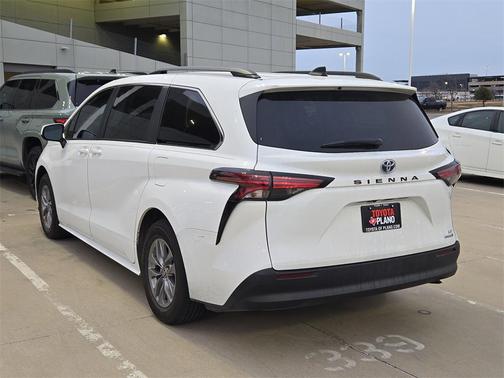2022 Toyota Sienna LE