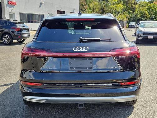 2022 Audi e-tron Premium Plus