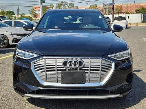 2022 Audi e-tron Premium Plus