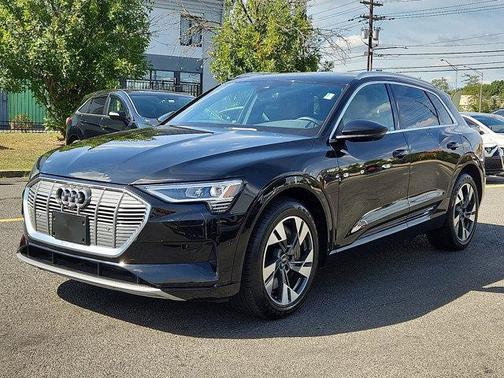 2022 Audi e-tron Premium Plus