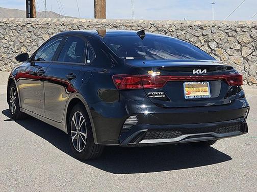 Aurora Black 2024 Kia Forte LXS