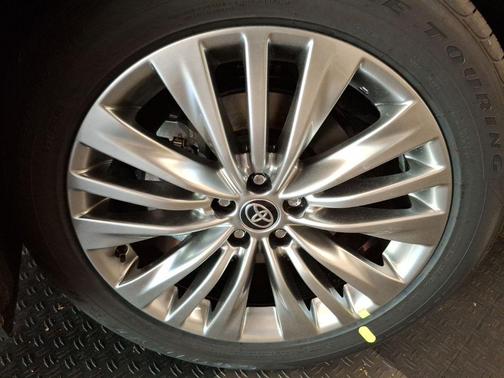 Wind Chill Pearl 2026 Toyota Highlander Hybrid Platinum