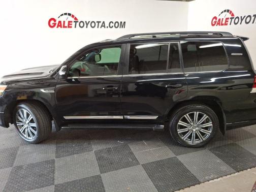2017 Toyota Land Cruiser Base