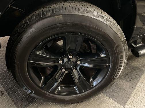 2017 RAM 1500 Night Crew Cab 4x4 5'7' Box