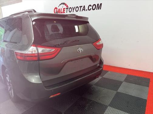 2018 Toyota Sienna LE