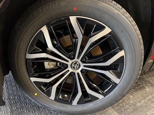 2025 Toyota Crown Signia XLE