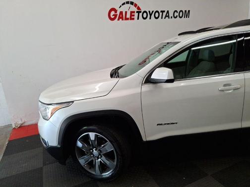 White Frost Tricoat 2018 GMC Acadia SLT-2
