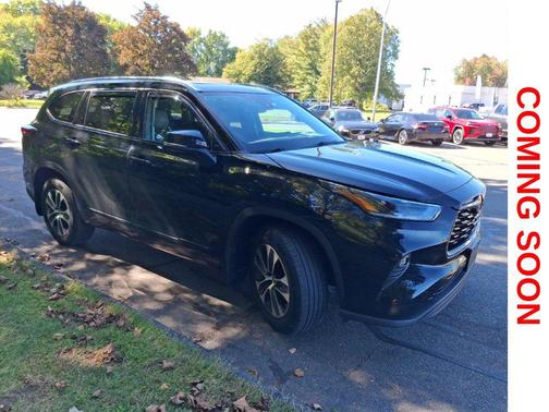 Midnight Black Metallic 2021 Toyota Highlander XLE