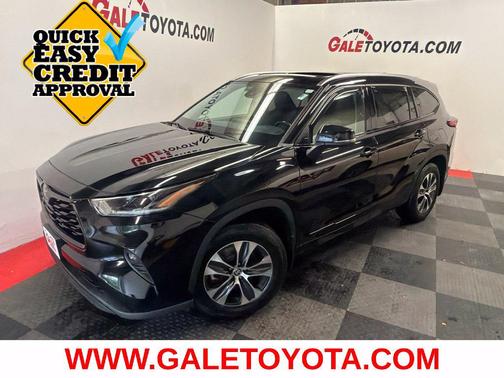 Midnight Black Metallic 2021 Toyota Highlander XLE