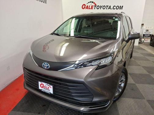2023 Toyota Sienna LE