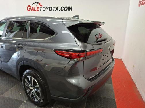 Magnetic Gray Metallic 2023 Toyota Highlander XLE