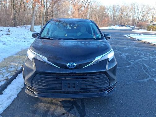 2024 Toyota Sienna LE