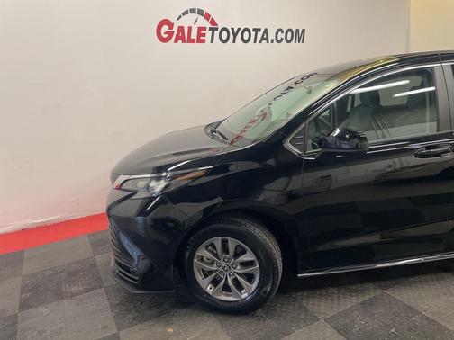 2024 Toyota Sienna LE