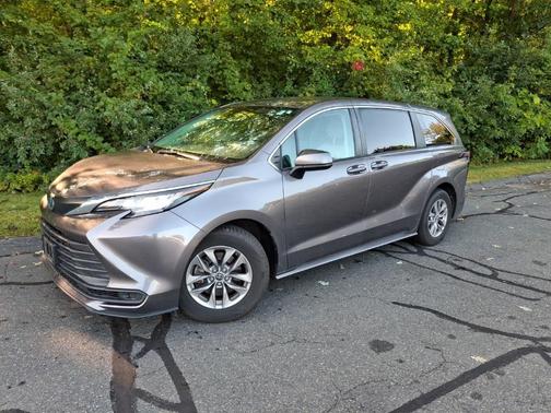2022 Toyota Sienna LE