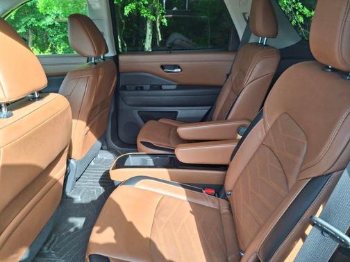 Boulder Gray Pearl 2022 Nissan Pathfinder Platinum 4WD