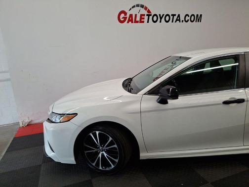 Super White 2019 Toyota Camry SE