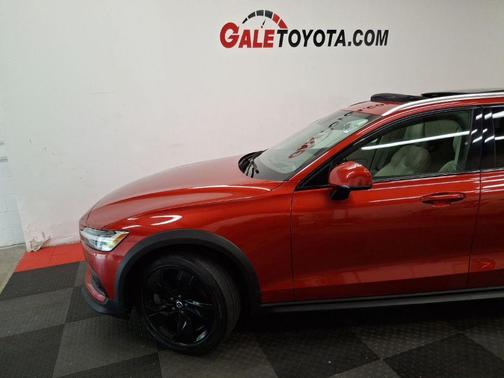 Fusion Red Metallic 2020 Volvo V60 Cross Country T5