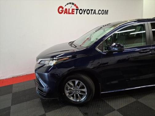 2022 Toyota Sienna LE