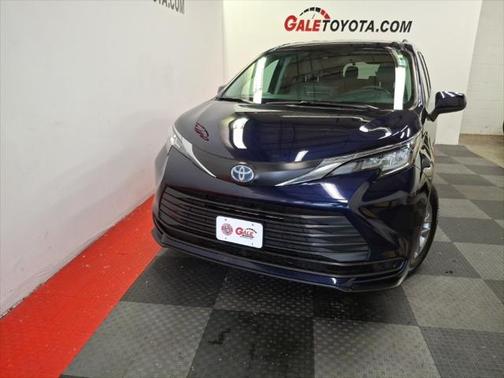 2022 Toyota Sienna LE