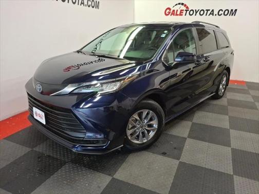 2022 Toyota Sienna LE