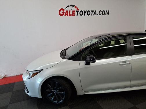 Wind Chill Pearl/Midnight Black Metallic 2023 Toyota Corolla XSE