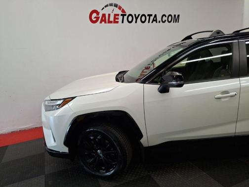 Blizzard Pearl/Midnight Black Metallic 2022 Toyota RAV4 Hybrid SE