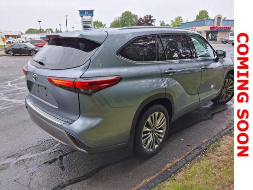 Moon Dust 2023 Toyota Highlander Platinum
