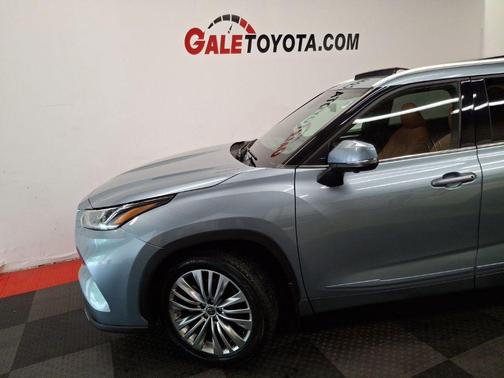 Moon Dust 2023 Toyota Highlander Platinum