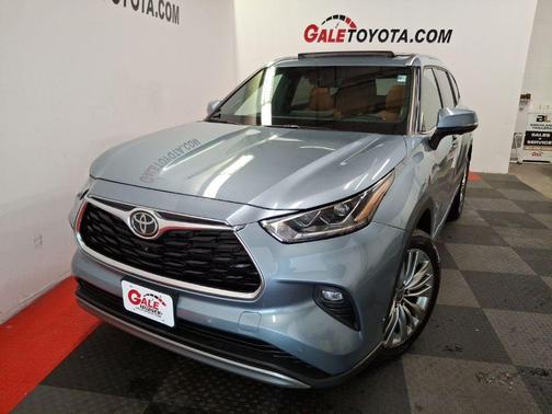 Moon Dust 2023 Toyota Highlander Platinum
