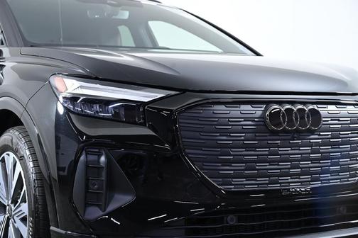 Mythos Black Metallic 2025 Audi Q4 e-tron Premium 45 quattro
