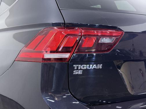 Deep Black Pearl Metallic 2018 Volkswagen Tiguan 2.0T SE