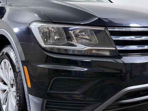 Deep Black Pearl Metallic 2018 Volkswagen Tiguan 2.0T SE