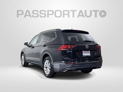 Deep Black Pearl Metallic 2018 Volkswagen Tiguan 2.0T SE