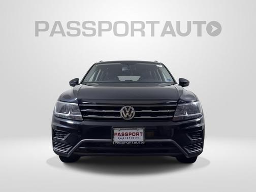 Deep Black Pearl Metallic 2018 Volkswagen Tiguan 2.0T SE