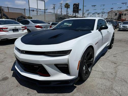 Summit White 2018 Chevrolet Camaro 1SS