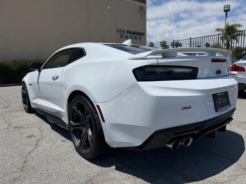 Summit White 2018 Chevrolet Camaro 1SS